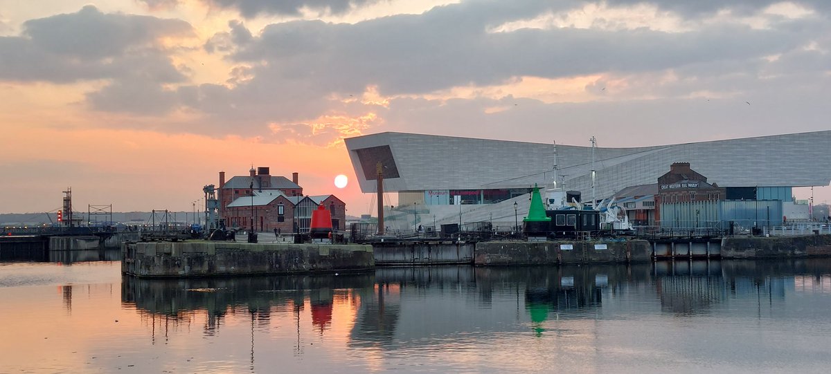 csullivan101's tweet image. Beautiful sunset over the  @theAlbertDock and  @NML_Muse yesterday