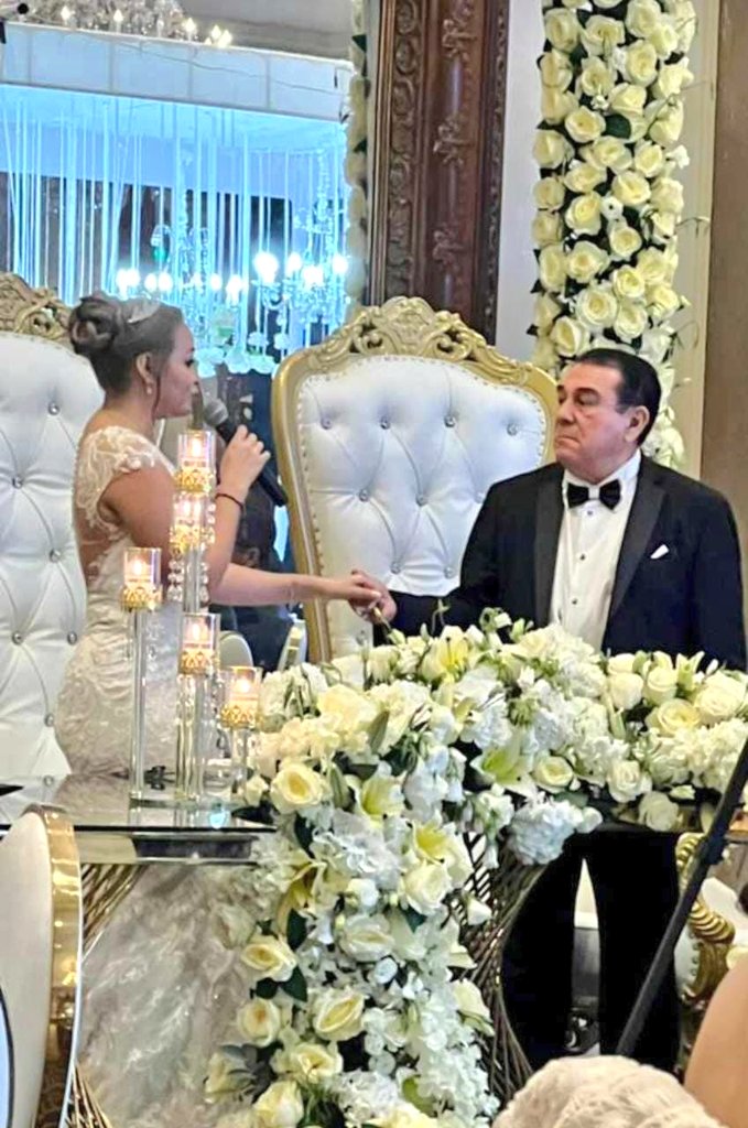 RebeCacaSantos's tweet photo. Que viva el amorsh, por que mientras 61 salvadoreños han muerto, nuestro diputado aliado se nos está casando y con una gran fiesta. Viva #PlanControlTerritorial #EstadoDeExcepcion https://t.co/XSJetSeoGA