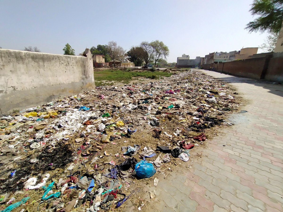 sp_saab1's tweet photo. @cmohry #MCkaithal The location of this garbage is gaibi sahab mandir, chandana road, #kaithal 136027 ward no. 29. I Wish it is to be clean immediately to save slogan of swachh bharat mission. https://t.co/g5ksPMxcBw