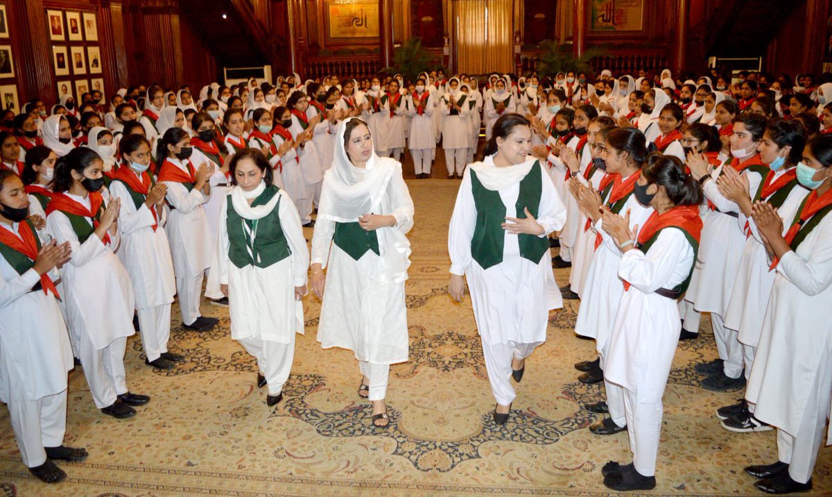 TeamSarwar's tweet photo. Wife of #GovernorPunjab &amp; President Punjab Girls Guide Association @PerveenSarwar presided over PGG oath-taking ceremony at Governor House where over 300 girls from different institutes of #NankanaSahib took oath. #Girlsguide training aims to better equip girls w key skills. https://t.co/ku7UwuCwWV
