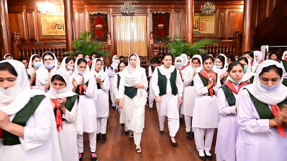 TeamSarwar's tweet photo. Wife of #GovernorPunjab &amp; President Punjab Girls Guide Association @PerveenSarwar presided over PGG oath-taking ceremony at Governor House where over 300 girls from different institutes of #NankanaSahib took oath. #Girlsguide training aims to better equip girls w key skills. https://t.co/ku7UwuCwWV