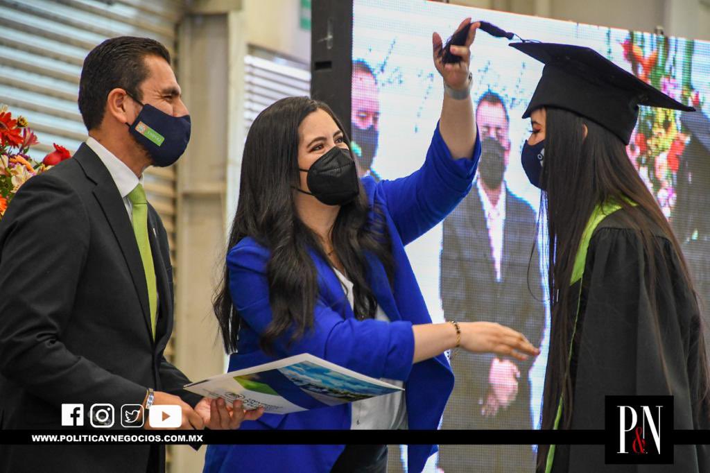 Hoy la <a href="/unipolidgo/">UNIPOLI Durango</a> entregó 239 nuevos profesionistas. Ante autoridades municipales, estatales, federales y legislativas, así como de padres de familia y profesores, reconocimos a los egresados, que a pesar de la pandemia concluyeron sus estudios profesionales.

#Enhorabuena