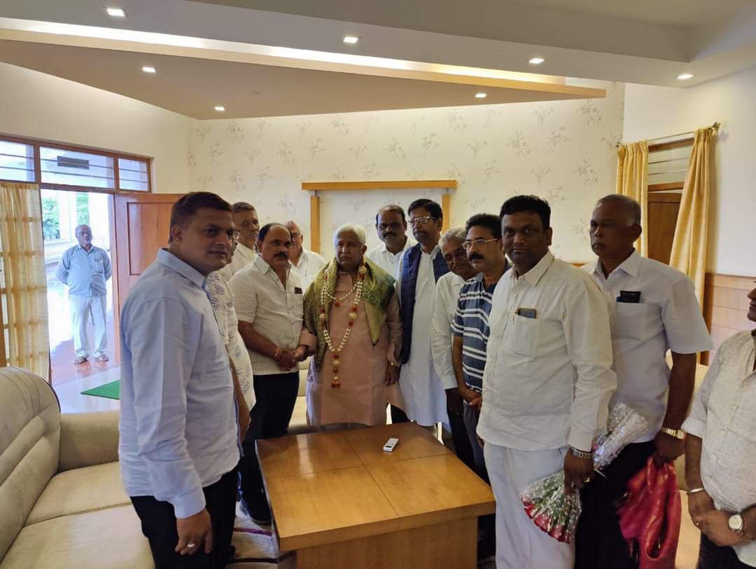 IncShimogga's tweet photo. ಶಿವಮೊಗ್ಗ ಜಿಲ್ಲಾ ಕಾಂಗ್ರೆಸ್ ಅಧ್ಯಕ್ಷರಾದ #ಹೆಚ್_ಎಸ್_ಸುಂದರೇಶ್ ಅವರು  ಕಾಂಗ್ರೆಸ್ ಪಕ್ಷದ  ಹಿರಿಯ ನಾಯಕರು  ಮತ್ತು ಮಾಜಿ ಸಚಿವರು , ಶಾಸಕರಾದ ಮಾನ್ಯ ಶ್ರೀ #ಹೆಚ್_ಕೆ_ಪಾಟೀಲ್ ಅವರನ್ನು ಶಿವಮೊಗ್ಗದ ಪ್ರವಾಸಿ ಮಂದಿರದಲ್ಲಿ ಪಕ್ಷದ ಮುಖಂಡರು ಹಾಗು ಕಾರ್ಯಕರ್ತರೊಡನೆ ಬರಮಾಡಿಕೊಂಡರು. https://t.co/zeR9IOb8Ua