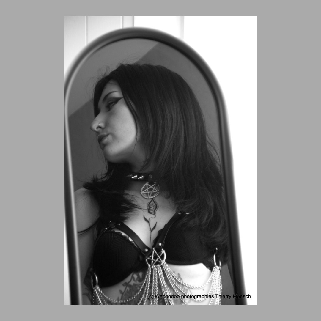 Weboodoo_net's tweet photo. Miroir mon beau miroir 
Modèle : Annaelle
.
.
.
#shooting #inkedgirls #blackandwhite 
#model_in #boudoirphotography #boudoir #mirror #beautiful #frenchgirl #shootingday
#dedobjectif #noiretblanc #photo
#bnw #bnwphotography #weboodoo_photographies #miroir https://t.co/Kin8EowrwJ