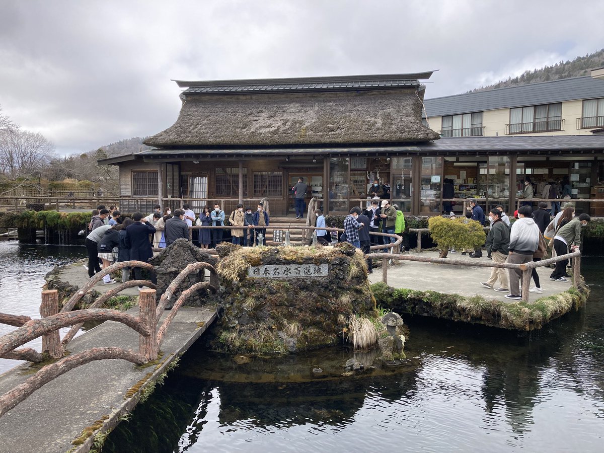 山梨県 忍野八海 湧池✨ 忍野八海のメインっぽい場所です！お土産屋さんや飲食処が建ち並び、とても賑わっていました♪ 深い所は水深8mあるそうですが、透明度が高く水底が綺麗に見え、白・橙・青の鮮