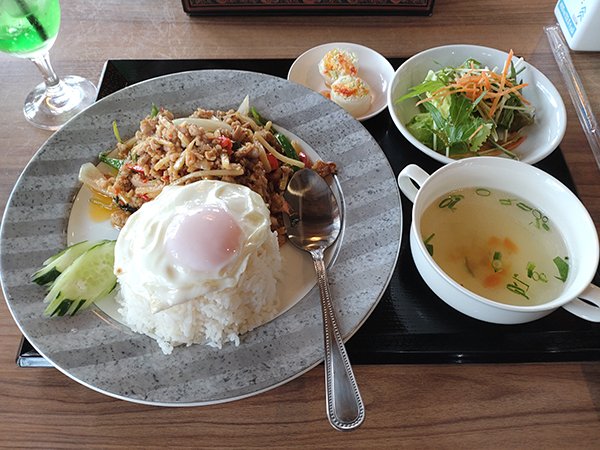 お昼も食べてきました。数週間ぶりのガパオと何だか飲みたくて仕方なかったメロンソーダ。美味しすぎ。 