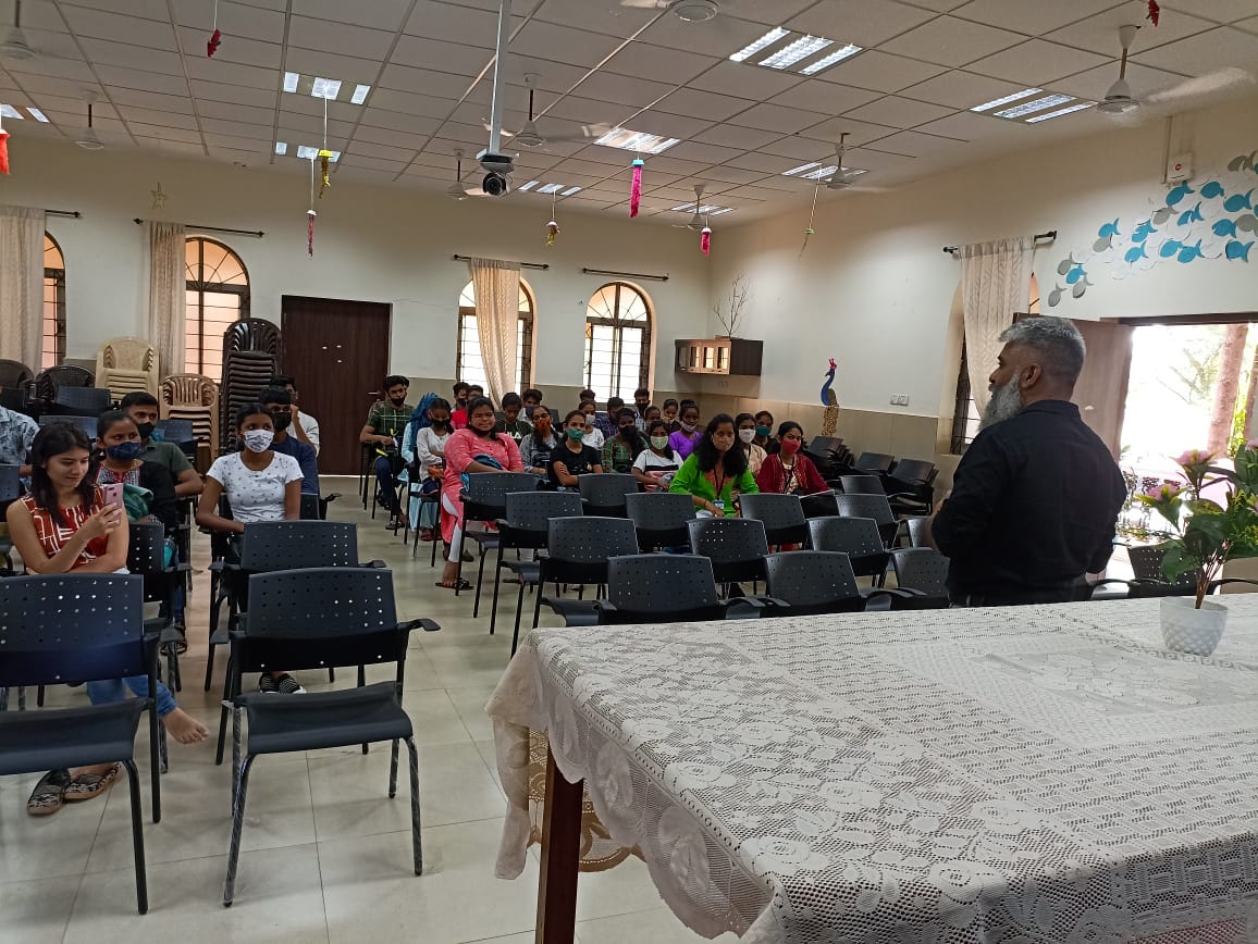 GCSanquelim's tweet photo. Glimpses of the "Talk on Internship" conducted on 26 March, 2022, jointly organized by the Postgraduate Department of Economics and the Directorate of Placement Cell of Govt. College, Sanquelim. The Resource Person for the session was Mr. Surajj Palekar. https://t.co/TbgJnlVVoz