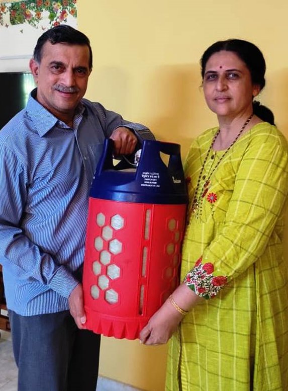 IOCDelhiIDO's tweet photo. #CompositeBday Composite Cylinder was handed over to Chairman, Sh. S M Vaidya on 06th June, 2021. @Bohrashyam2 
@ChairmanIOCL @IndianOilcl @DirMktg_iocl https://t.co/PWPqQstr7G