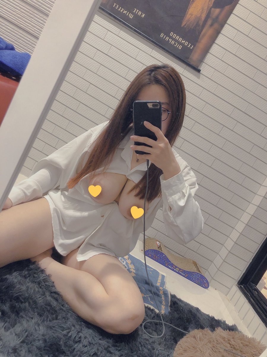 放假好無聊想說耍個騷拍個照
意外發現襯衫可以這樣穿😝😝😝 https://t.co/gNldeyLAzl