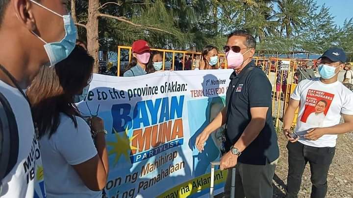 #MakabayangPagbabago sa Aklan!

Kasama si Bayan Muna 1st Nominee Teddy Casiño sa Kalibo Caravan kaninang umaga. Aton gid ra! 

#141BayanMuna