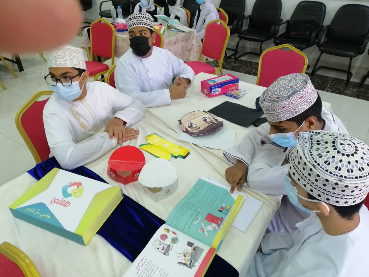Eduactivemct's tweet photo. #مبادرة
#يحدث_الآن 
#الورشة_التدريبية التسوق والهوية التجارية للإستاذه/أمل بنت خميس الجشمية @Hemity_oman
والتي تهدف إلى أن يتعلم الطالب أهمية الهوية التجارية
و أنواع الهويات التجارية
وأيضا صنع هوية تجارية والترويح للمنتج. أقيمت الورشة بمدرسة @s_almahammed  

#تعليمية_مسقط https://t.co/vqkTZVcDtQ