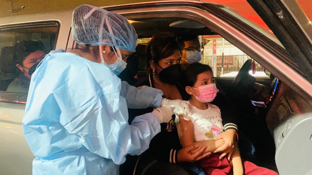 SISPeruOficial's tweet photo. #SISteInforma. El jefe del SIS, Jose Vidal y la D. G. de Telesalud, Bernardette Cotrina, supervisan los centros de vacunación del Jockey Plaza y Estadio Chipoco en Barranco e hicieron un llamado a la ciudadanía, sobre la importancia de la dosis de refuerzo ante la #COVID19. https://t.co/lnAynb2JzM