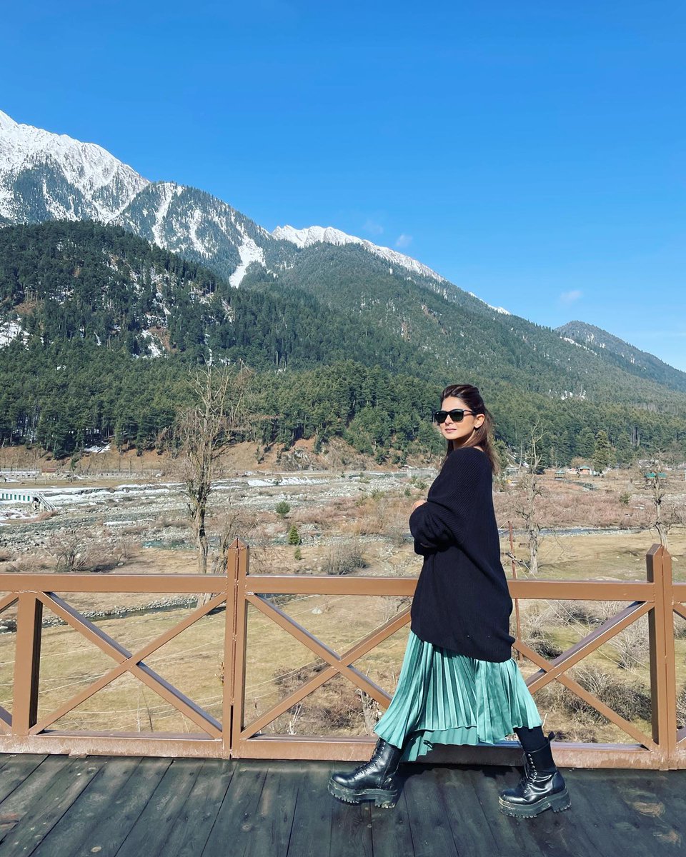 hourlywinget's tweet photo. she is the view ⛅ https://t.co/kTg59ZDyxa
