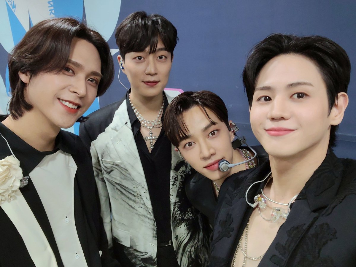 Highlight_AUent's tweet photo. 🗓 놓칠 수 없는 오늘의 하이라이트(Highlight)

✅ 15:50 [하이라이트] SBS 인기가요 (채널 SBS)

꿈속🌜에서도 만나고 싶고😢,
깨어나도🌞 계속 만나고 싶은😭!
💡하이라이트의 DAYDREAM❣️
📺 SBS 인기가요에서 만나요👀

#하이라이트 #HIGHLIGHT https://t.co/WVm8kJ2IMQ
