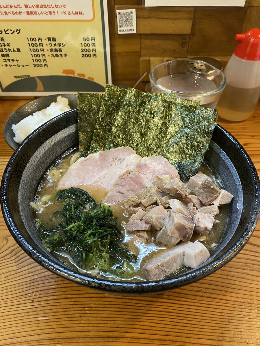 yamacha_kagonma's tweet photo. 東京家系ラーメン Yeah K さん
ラーメン＋コマチャ＋ライス
金町北側の新店‼️お好み普通で‼️
トロッとした舌触りのスープでカエシは弱め。カエシと言うより醤油ダレ？濃いめ多めだとまた違うかも。
麺はちゃんぽん麺やパスタのようなコシがあるツルッとした麺🍜
#ラーメン #豚骨醤油 #YeahK https://t.co/PyIO6LDi75