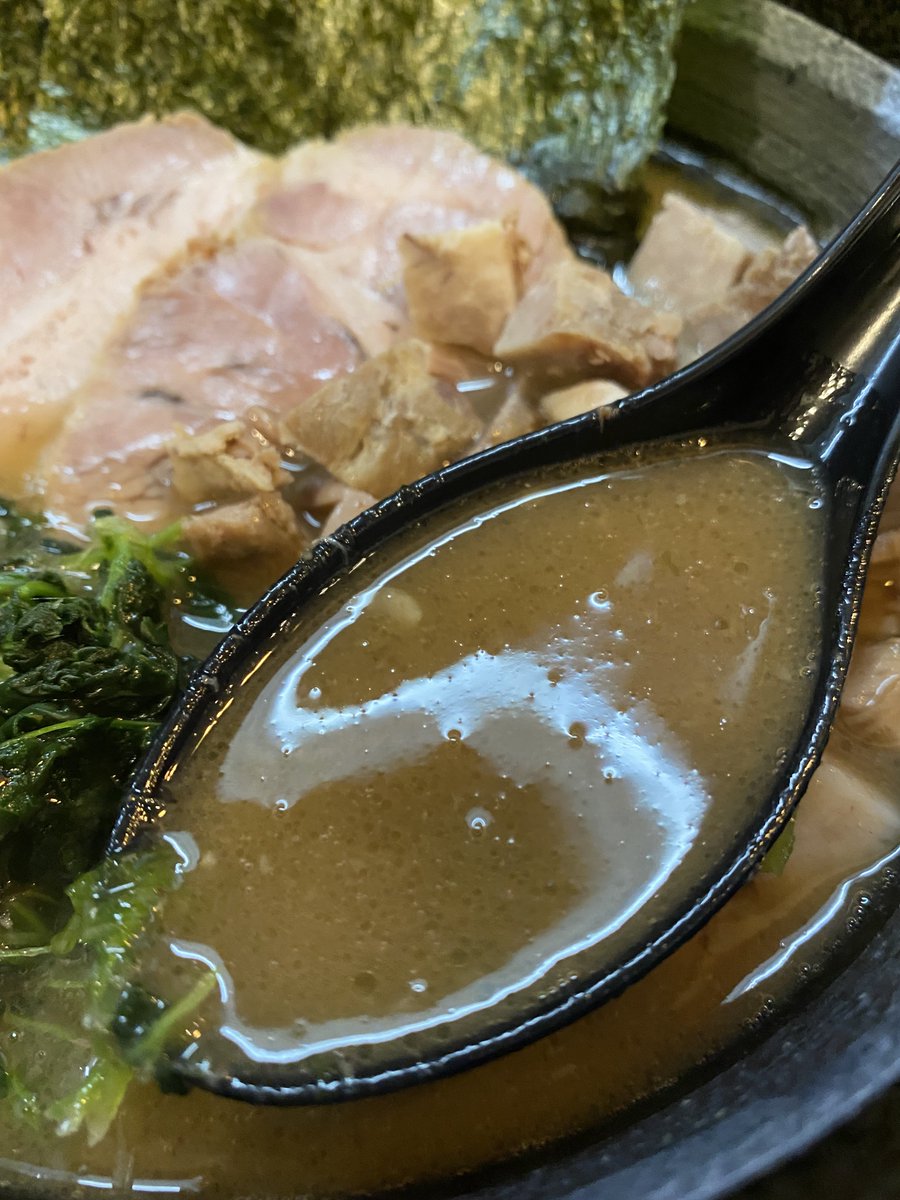 yamacha_kagonma's tweet photo. 東京家系ラーメン Yeah K さん
ラーメン＋コマチャ＋ライス
金町北側の新店‼️お好み普通で‼️
トロッとした舌触りのスープでカエシは弱め。カエシと言うより醤油ダレ？濃いめ多めだとまた違うかも。
麺はちゃんぽん麺やパスタのようなコシがあるツルッとした麺🍜
#ラーメン #豚骨醤油 #YeahK https://t.co/PyIO6LDi75