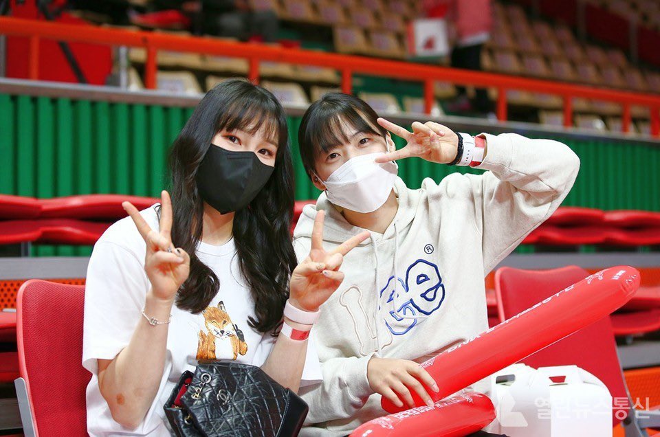 parkdaesong123's tweet photo. 여자농구 경기 보러 부산간 연안즈 🥲❤️ https://t.co/FDvf257ane