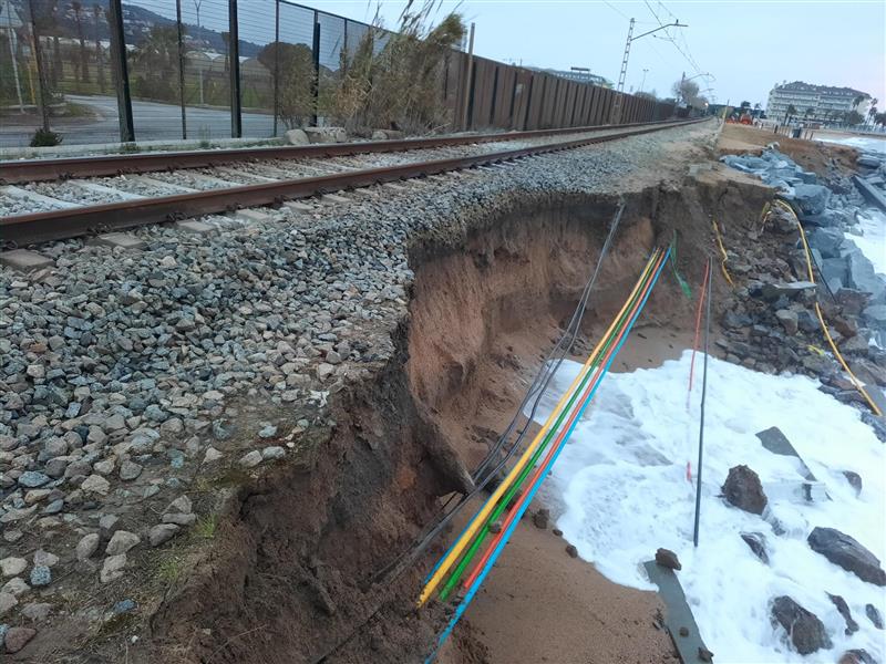 3CatInfo's tweet photo. El fort onatge es menja part de la via de tren del Maresme https://t.co/O2CX8ZnuqC https://t.co/ohgHDiHbEN