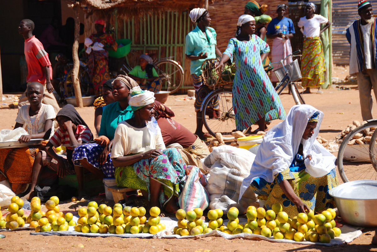 sevefaccin's tweet photo. In the village of Guelewongo (Burkina Faso) at the border with Ghana takes place a very animated market where ethnical groups of both Ghana and Burkina meet to exchange goods.
(📸 © Vallì Codolo)
@MerveilleuxFaso @burkinatourism https://t.co/qHNp8LAOeg