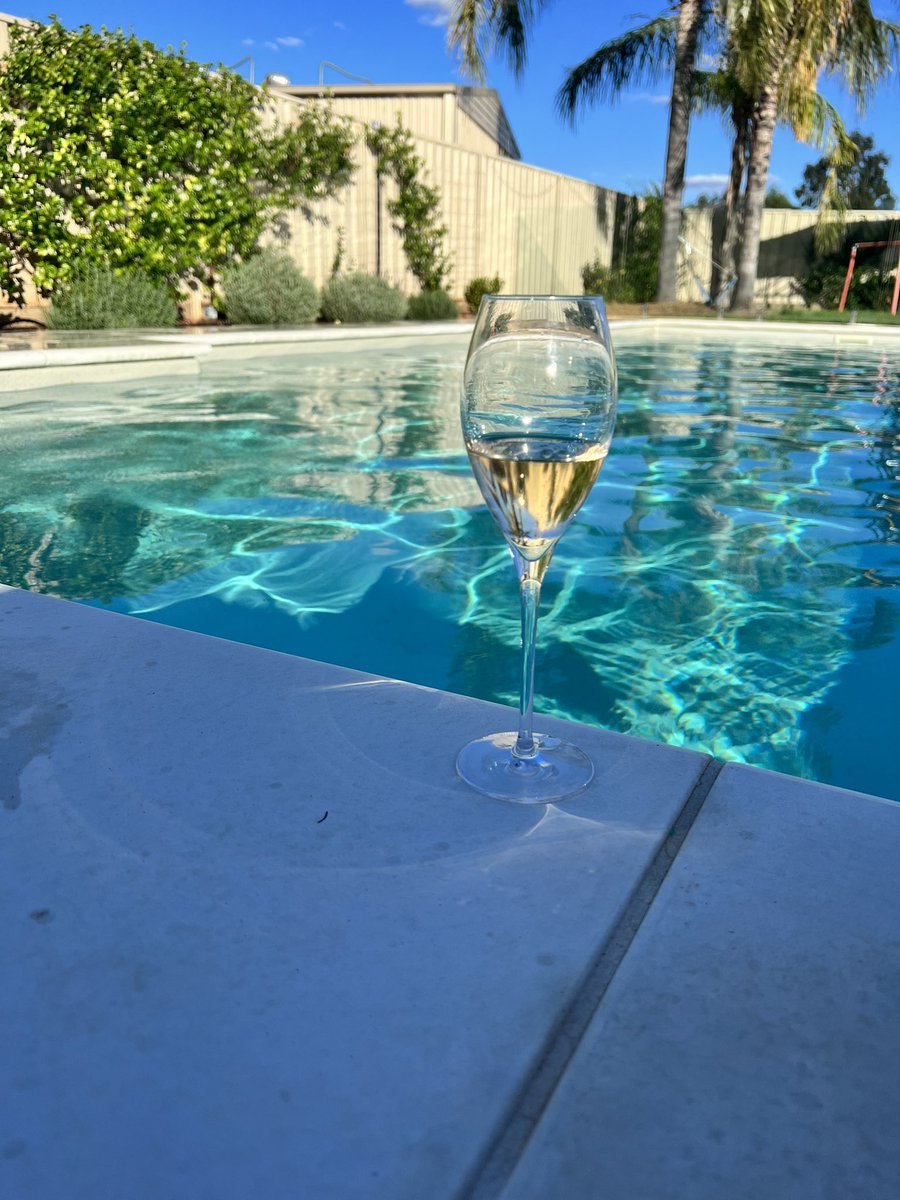 Willow151's tweet photo. #sparklingsunday
#wine
@alfredgratien https://t.co/mrwCykNjmb