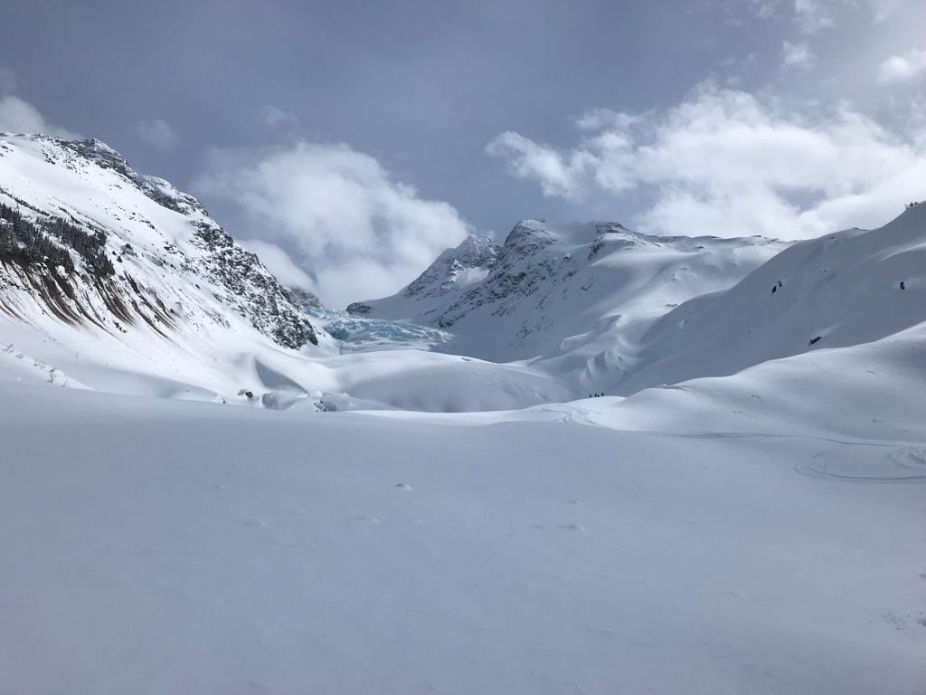 doyoupowderclub's tweet photo. The highlight of the first day for our Gurus starting @LastFrontHeli with 10650m vertical. Has been great with 3 runs on „Chicago“ at Ripley creek area!  
@powdersnow_24 
@BergmannEmil https://t.co/KHYB9RZNvm
