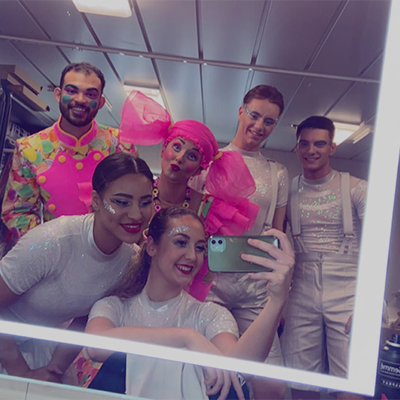 MSCCroisieres's tweet photo. En cette #JournéeMondialeDuThéâtre, nous vous proposons de passer en coulisses pour découvrir une journée dans la vie de nos extraordinaires artistes 🎭

Merci à tous nos artistes qui travaillent chaque jour pour émerveiller nos hôtes !

#DécouvrirLeMondeEnGrand #MSCGrandiosa https://t.co/pR1piWXlFg