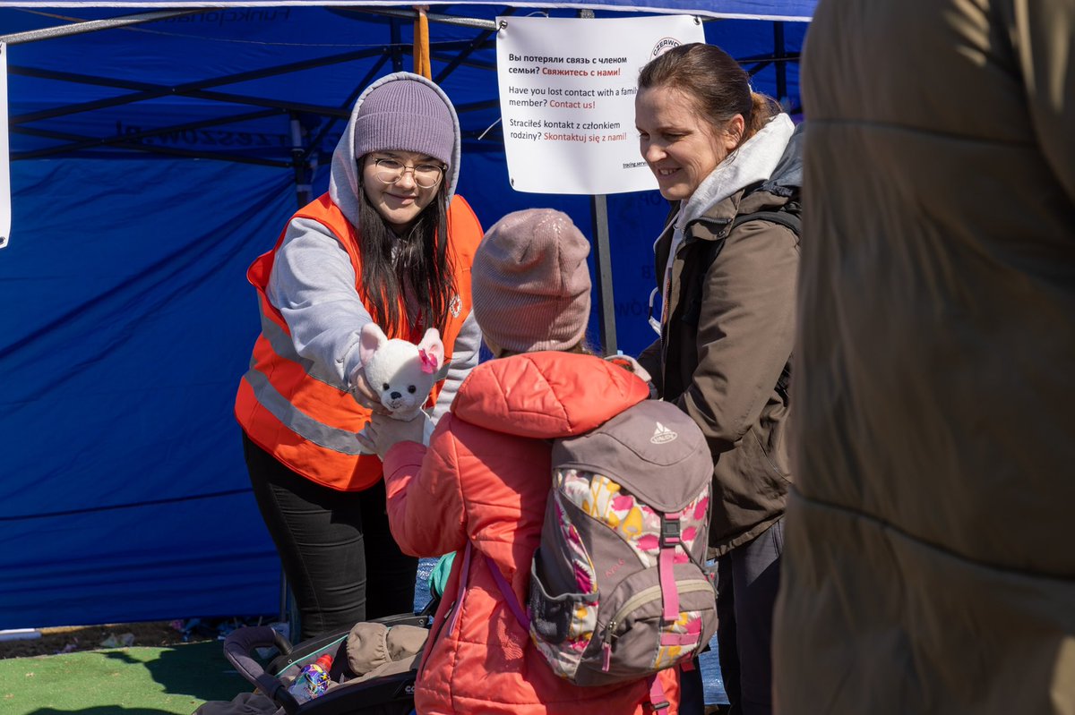 Volunteers give a child a stuff toy to comfort them as they cross into Poland from Ukraine #ukraine #poland #standwithukraine #supportukraine #streetphotography #reportagephotography #nowar #reportage #krakow #reportagespotlight