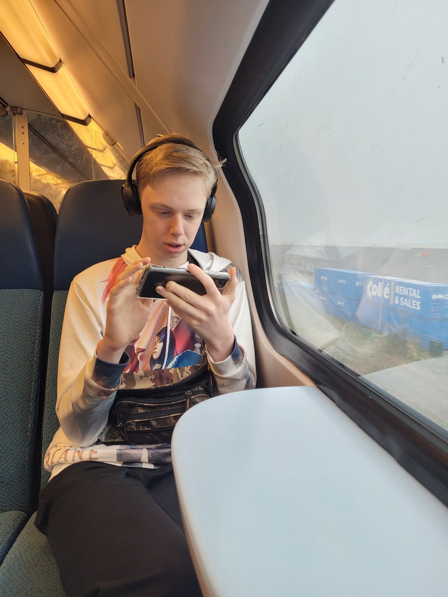 MirLauraStijn's tweet photo. Onderweg naar Comic Con! De treinreis is de helft van de fun  :) https://t.co/AhW8PFOqQG