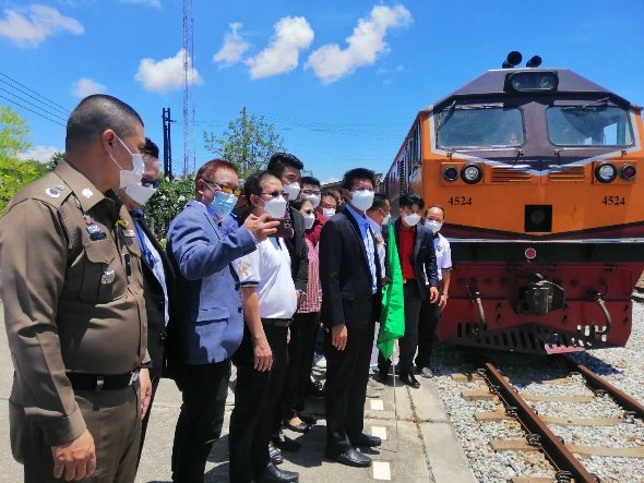 pran2844's tweet image. ตอนยิ่งลักษณ์จะทำรถไฟความเร็ว​สูงและบอกว่าจะสามารถส่งผักผลไม้สดๆสู่ผู้บริโภค​ได้อย่างรวดเร็ว​ พรรคปชป.พากันเอาไปล้อเลียน​หัวหน้าพรรคคนปัจจุบัน​เอาไปเขียนการ์ตูน​ล้อ​ เวลาผ่านไป​ 8​ ปี​พรรคปชป.เอารถไฟมาขนผลไม้ส่งจากระยองไปหนองคายไปเชื่อมรถไฟลาวจีน​ดูสภาพรถไฟขนผลไม้ของประชาธิปัตย์