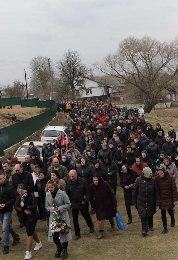AndriiYurash's tweet photo. Europeans! Citizens of World! Have you seen how funeral of🇺🇦Herо, killed by russians, looks like? No, you haven’t seen! take a look how yesterday residents of one village in Rivne reg. escorted to latter way their countryman, former seminarian Olexandr Tsykun. 2days ago he had 24 https://t.co/pVqMpSZ8uk