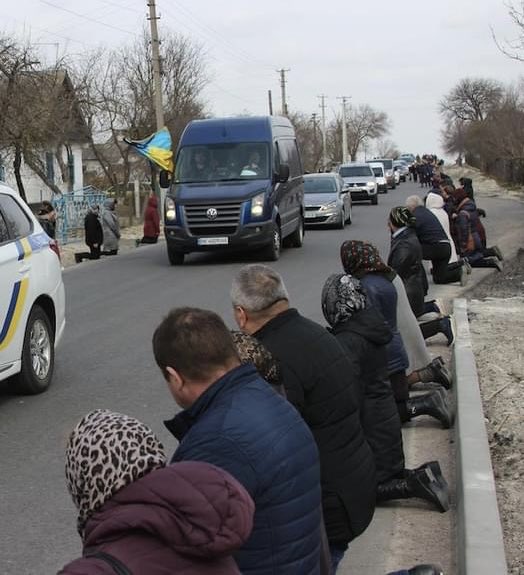 AndriiYurash's tweet photo. Europeans! Citizens of World! Have you seen how funeral of🇺🇦Herо, killed by russians, looks like? No, you haven’t seen! take a look how yesterday residents of one village in Rivne reg. escorted to latter way their countryman, former seminarian Olexandr Tsykun. 2days ago he had 24 https://t.co/pVqMpSZ8uk