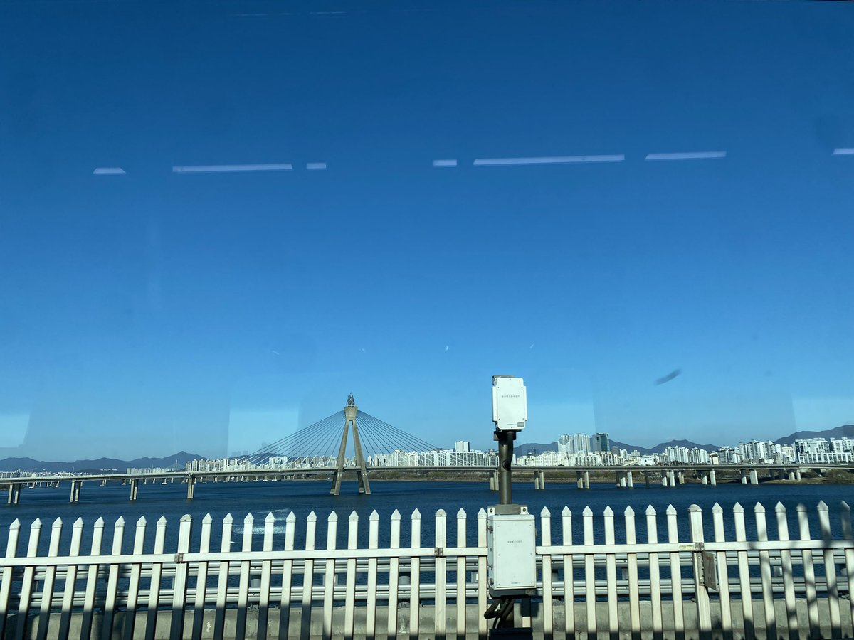 날씨가 너무 좋다 얘드라 ~~~~~~
한강 건너는거 너무 좋아
30분뒤에 캐랜 시작만 아니었다면