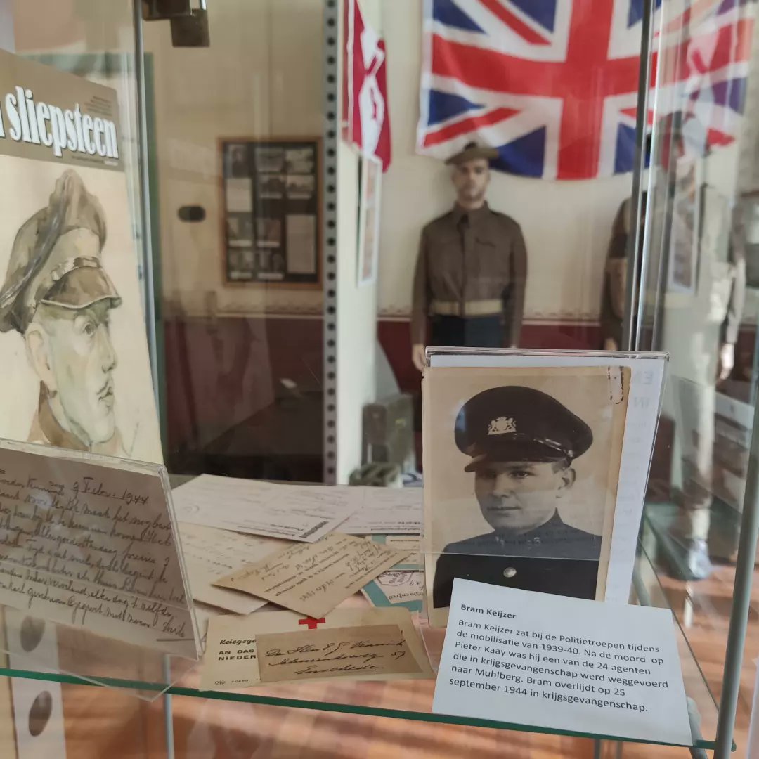 operatiemanna's tweet photo. De tentoonstelling Enschede stad in oorlogstijd is nog t/m donderdag 7 april te bezoeken in de synagoge in Enschede. De tentoonstelling is een verzameling voorwerpen en verhalen van Enschedeers die de tweede wereldoorlog in Enschede hebben meegemaakt. https://t.co/9WSi2Q896O