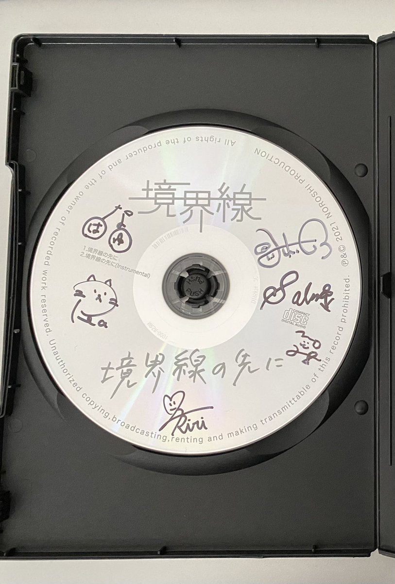 janshi059's tweet photo. 境界線...

オタクを始めたキッカケで、
たくさん楽しいを教えてくれた
大切な存在...

今まで本当にありがとう.

因みに6人のサインが入った
境界線の円盤は、
一生の宝物です💿 https://t.co/jwgjfsLo9R