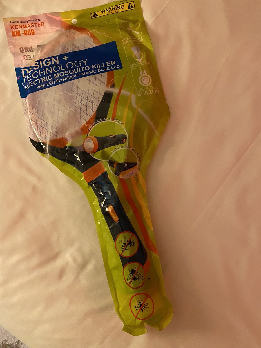 docdami's tweet photo. 東京の夏に向けて現地調達
日本のよりも強力でバチバチするんがええとこ
充電式でライト付き
これで蚊をやっつけるでー
#蚊　#mosquito #nyamuk https://t.co/fOpJFD702z