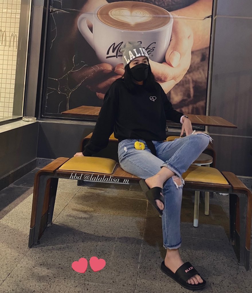 Krishygee's tweet photo. hbd lili 🎊💞

@BLACKPINK https://t.co/wQC0jYUu0K