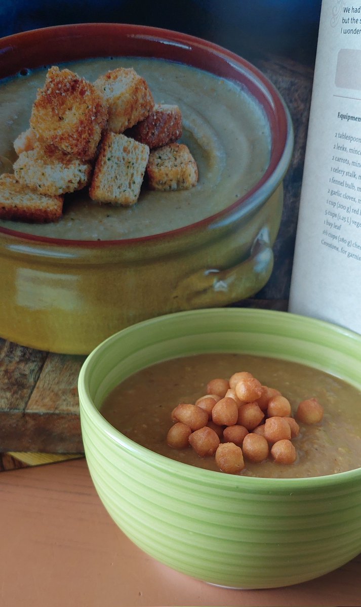LacrimosaDeMag's tweet photo. Redemption dish!
Lentils and chestnuts from the Black Shroud.
(my croutons are in 4K, that's why they are so round)
#ffxiv #ffxivcooking https://t.co/oCtUPv1GuU