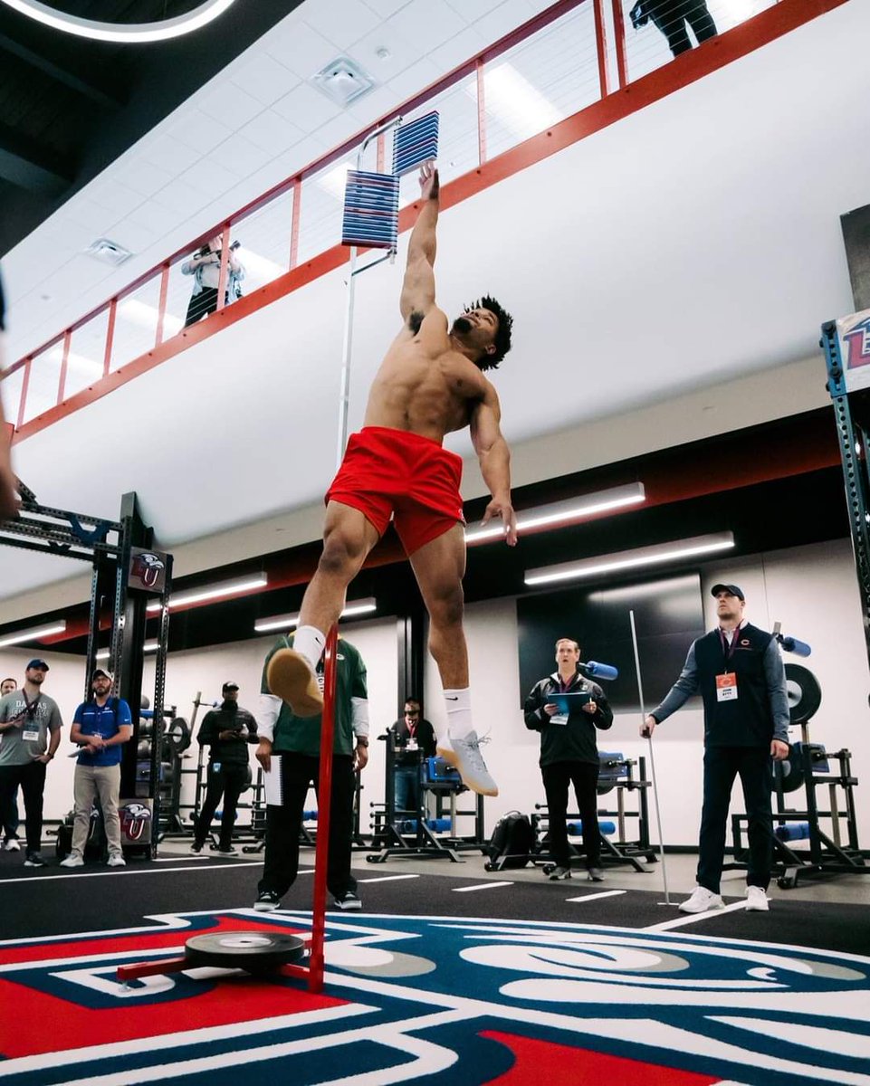 smilesunshine90's tweet photo. Dreams are reachable when you are focused and believe in yourself. My cuz Storey reaching his below. Beast mentality. https://t.co/vbFqTzop1l