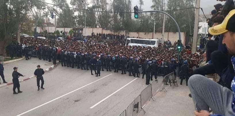 Kosi_foottalk's tweet photo. Algerian fans stormed Cameroon and now the whole Bilda is crowded in quest to purchase match tickets for the 2nd leg game against Cameroon on the 29th March 2022.
The North Africans give football an immortal storyline.
#algeria #bilda #WCQ2022 #cameroon https://t.co/zxUd42MaAI