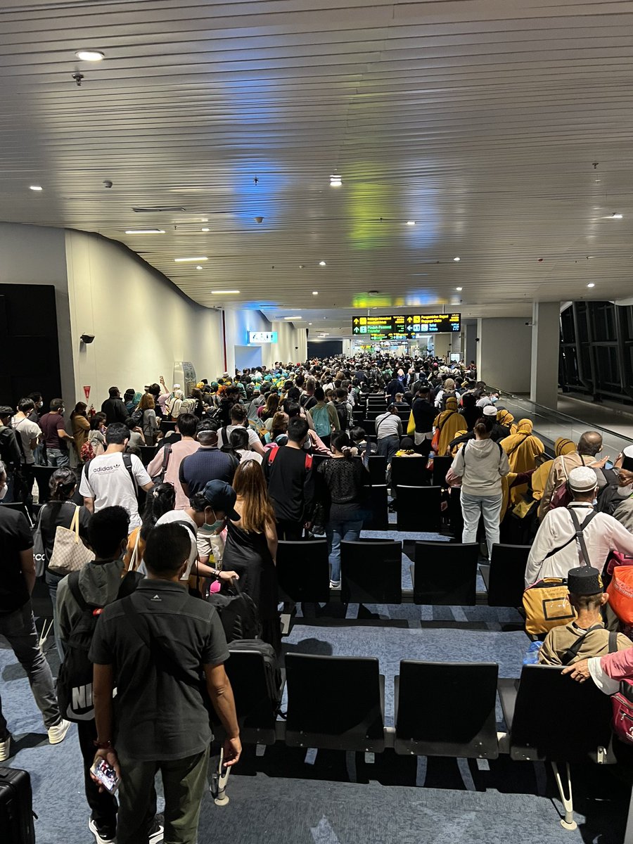sik1104's tweet photo. How stupid this soekarno hatta immigration manage the international passengers. No queues line, no social distance, some one should be punished because of this stupidity. https://t.co/beBFcHNrEZ