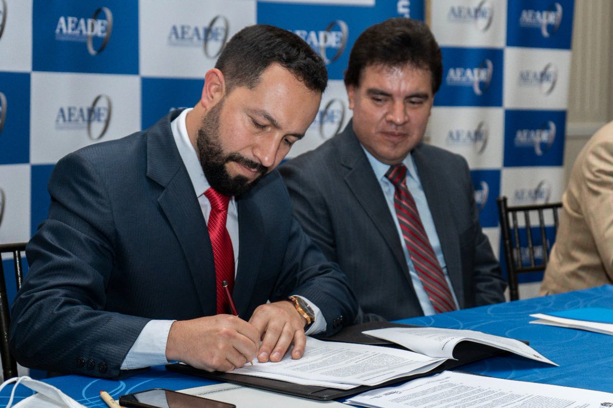 acastropiedra's tweet photo. ¡Buenas noticias! Firmamos un convenio entre la @ANT_ECUADOR y @AMT_Quito @silvanavallejo, para que la matriculación de vehículos se realice DIRECTAMENTE en los concesionarios. Además con @AeadeEc @GenaroBaldeonH suscribimos otro para implementar el portal estadístico integral.✅ https://t.co/qagGLKly2v