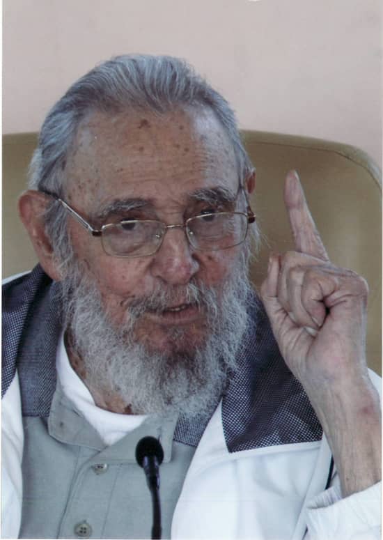 #Fidel: Nadie se haga la ilusión de que el pueblo de este noble y abnegado país renunciará a la gloria y los derechos, y a la riqueza espiritual que ha ganado con el desarrollo de la educación, la ciencia y la cultura. (27/03/2016)