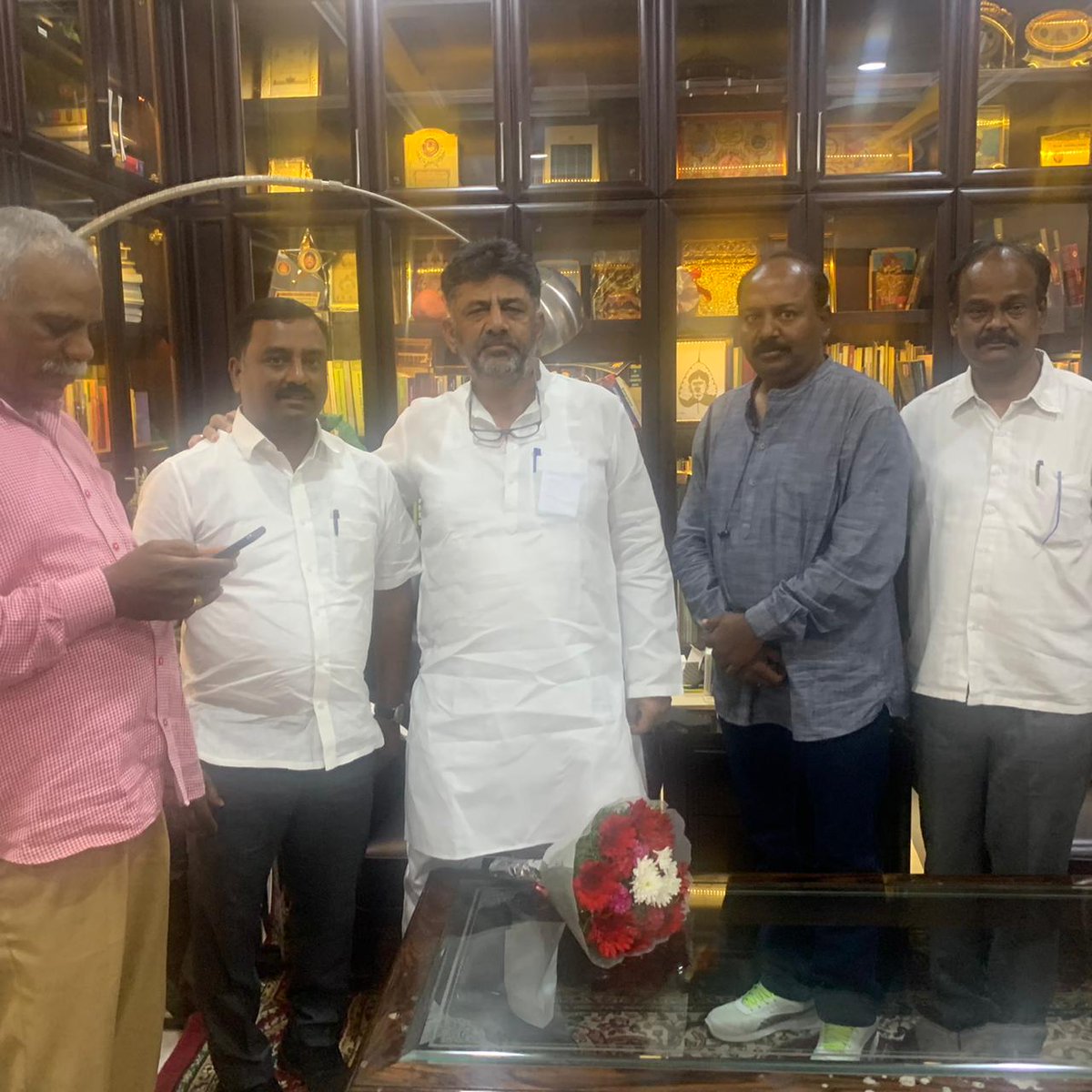 ಕೆಪಿಸಿಸಿ ಅಧ್ಯಕ್ಷರಾದ <a href="/DKShivakumar/">DK Shivakumar</a> ಅವರನ್ನು ಎಐಸಿಸಿ ಕಾರ್ಯದರ್ಶಿ, ಗುಜರಾತ್ ಉಸ್ತುವಾರಿಗಳಾದ <a href="/BMSandeepAICC/">B M Sandeep</a> ಅವರು ಭೇಟಿ ಮಾಡಿ ಸಮಾಲೋಚನೆ ನಡೆಸಿದರು.