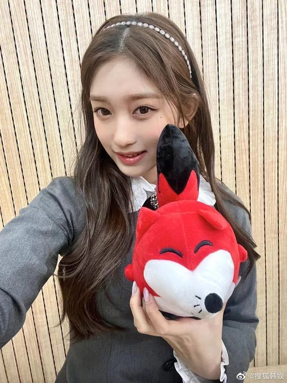 cafe4ggs's tweet photo. order: red slushie 
for: @diorsbestgirl

from: leeseo
message 💌: that will be €2.50 pls x https://t.co/rVQ7H2FyQU