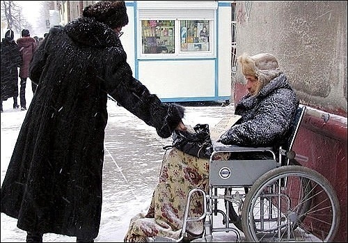 Много имеешь – много и давай; мало имеешь — мало и давай, но давай от усердия. Милостыня судится не по количеству, но по усердию дающего: «доброхотно дающего любит Бог» (2 Кор. 9:7). Даешь ныне в руки нищих и убогих, но от рук Христовых примешь сторицей.