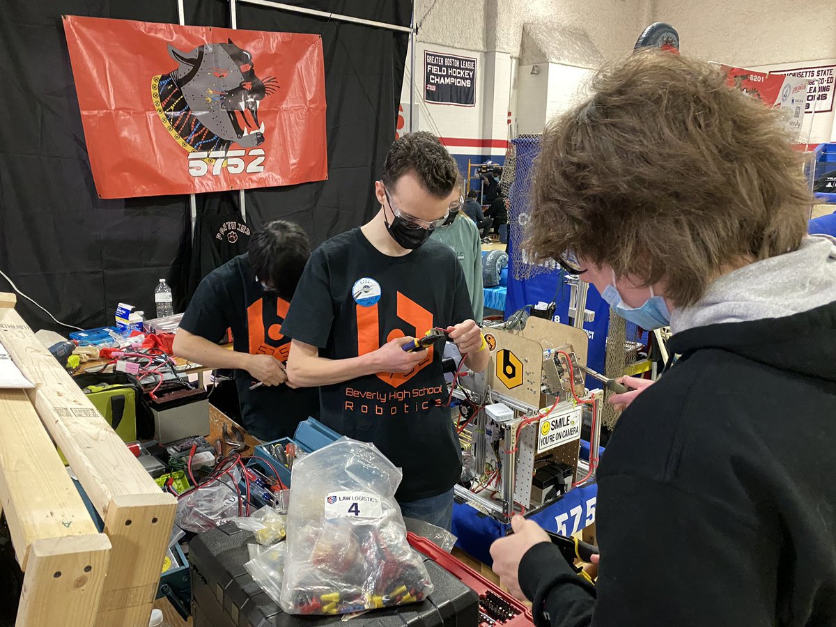 frc5752's tweet photo. Problem solving first thing in the AM!  @AlexBeaman62 @Beverly_High https://t.co/Vc64Fcvzs3