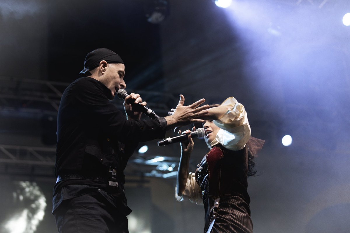 AmisPeligrosas's tweet photo. Recordando todo lo vivido ayer desde @pllanowfestival aún sintiendo vuestro calor y cariño. GRACIAS a todo el público por vuestra entrega, a nuestro equipo de #AmistadesPeligrosas: #MarcoRasa, @jjmerelo , @adri24an , @soydoloresperez , @alex_glez_gar , @SonograndMusic https://t.co/T8TRjfnzWB