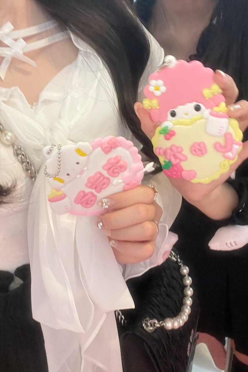 loudamaru's tweet photo. ピューロランドであまるたんのネームプレート作ってきたオ〜☆彡(こうでもしないとやっていけねェ〜😎)(ずっと好きだから安心してよねもう！！)(𝐿𝑜𝓋𝑒 𝒶𝓃𝒹 𝒫𝑒𝒶𝒸𝑒) https://t.co/PMyydDb2Zs