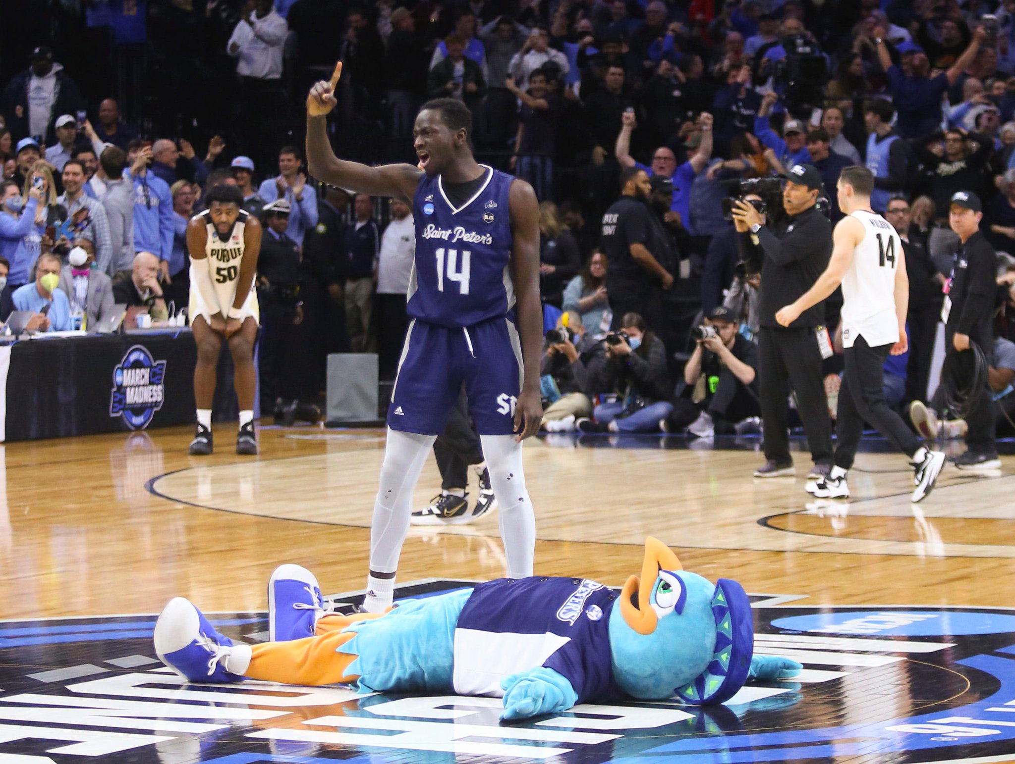 Pickswise on Twitter "Sunday brings two Elite 8 matchups and more 🙌 🏀