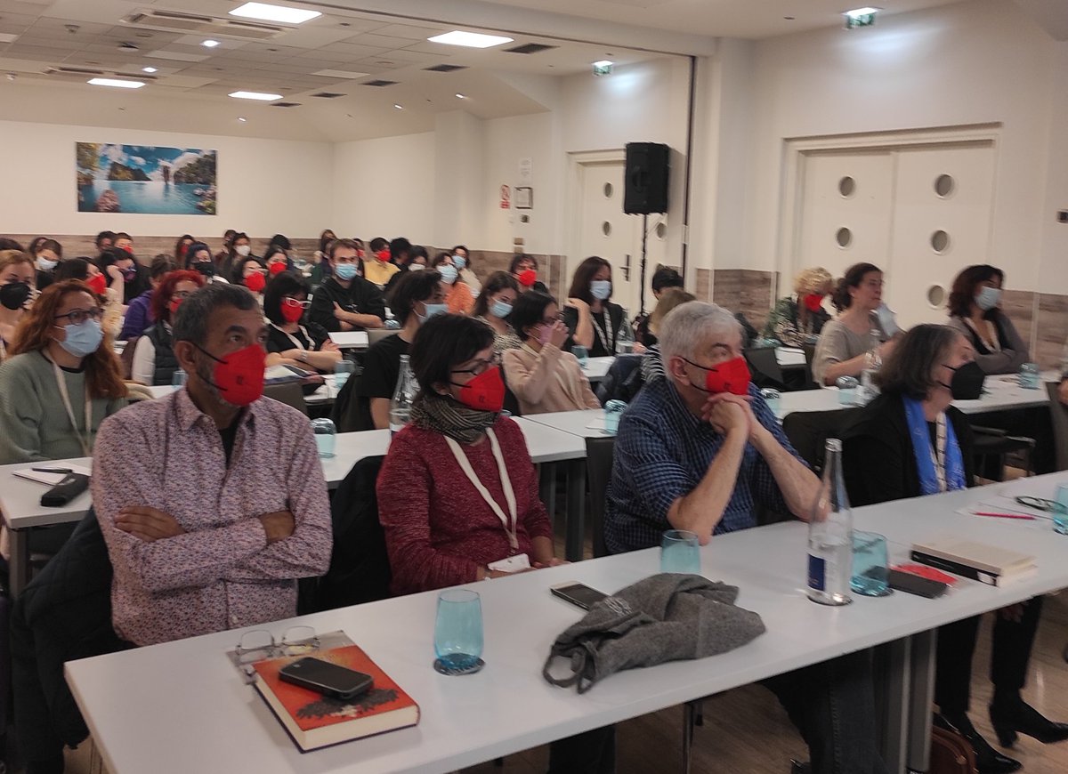 acetraductores's tweet photo. Las conversaciones con los editores siempre suscitan mucho interés, incluso un domingo por la mañana. 
#EPTE3 #EncuentrosACETraductores @gijon https://t.co/syrd5yLjDT